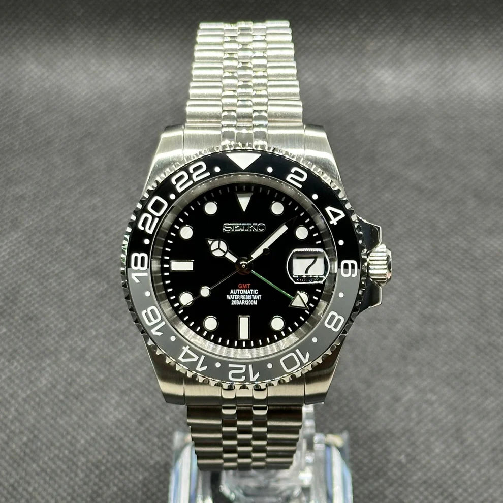 Seiko GMT Mod – "Bruce Wayne" – Prémium fekete számlap
