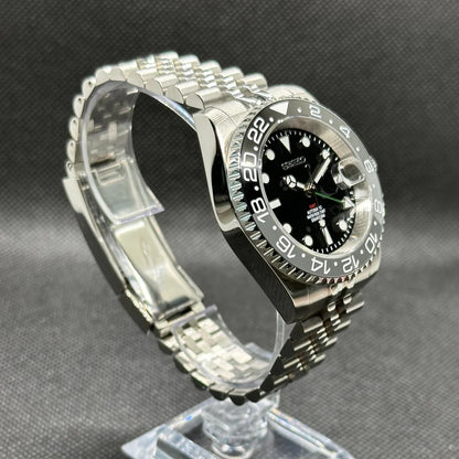 Seiko GMT Mod – "Bruce Wayne" – Prémium fekete számlap